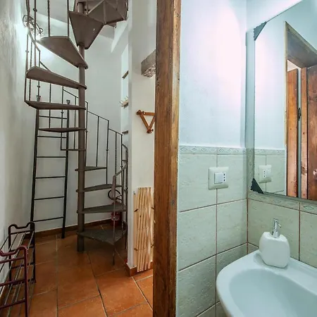 Awesome Apartment In Castelsardo With 2 Bedrooms דירה *